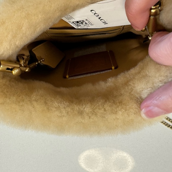 NWT Coach Drawstring bag in Shearling - Picture 7 of 7